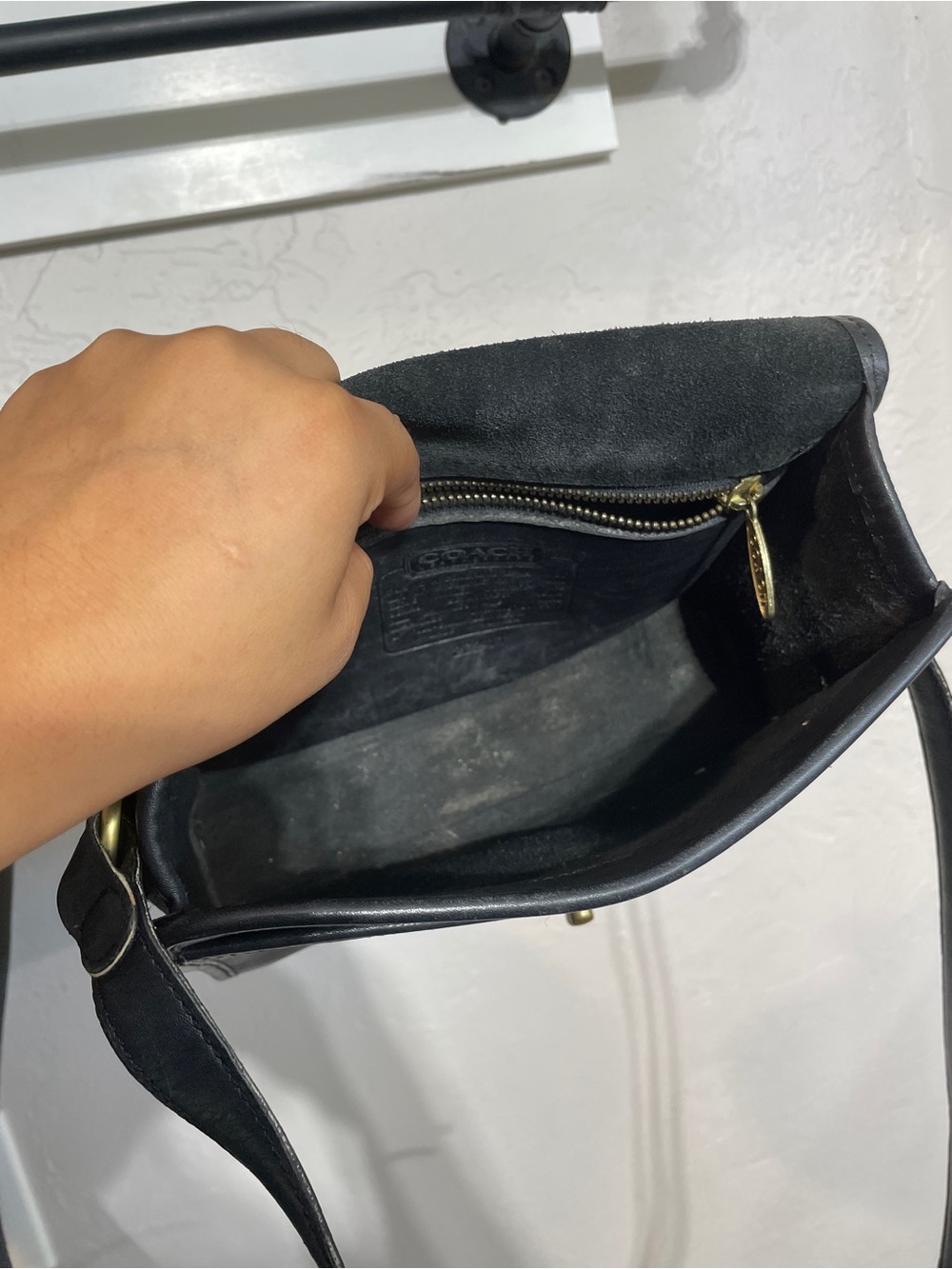 Vintage Coach Leather Turn Lock Crossbody/Shoulder/Purse Bag - 90s Brass Hardwar - Picture 6 of 11